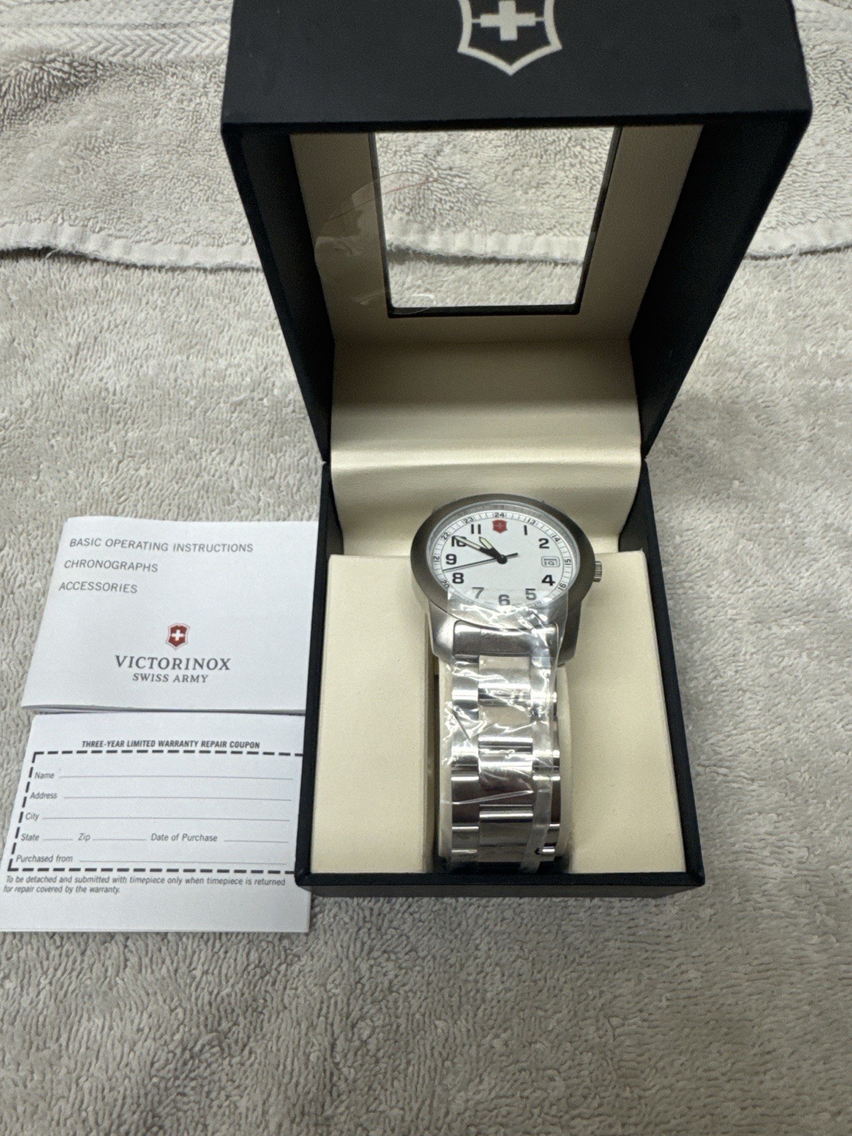 Victorinox Swiss Army Quartz White Dial Date 40mm SS Bracelet 100m Box