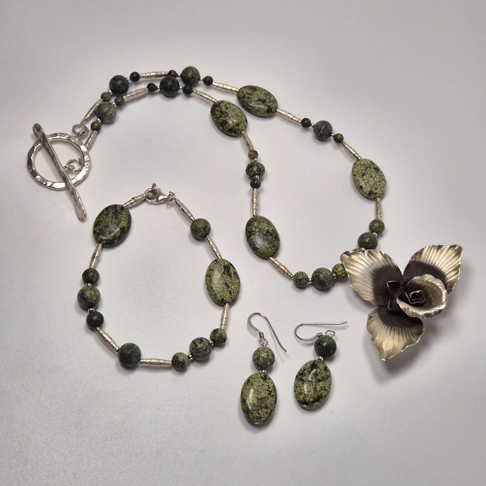 Juego de joyería artesanal de orquídea hecha a mano de jaspe de piel de serpiente verde de plata de ley Foto 4 de 4