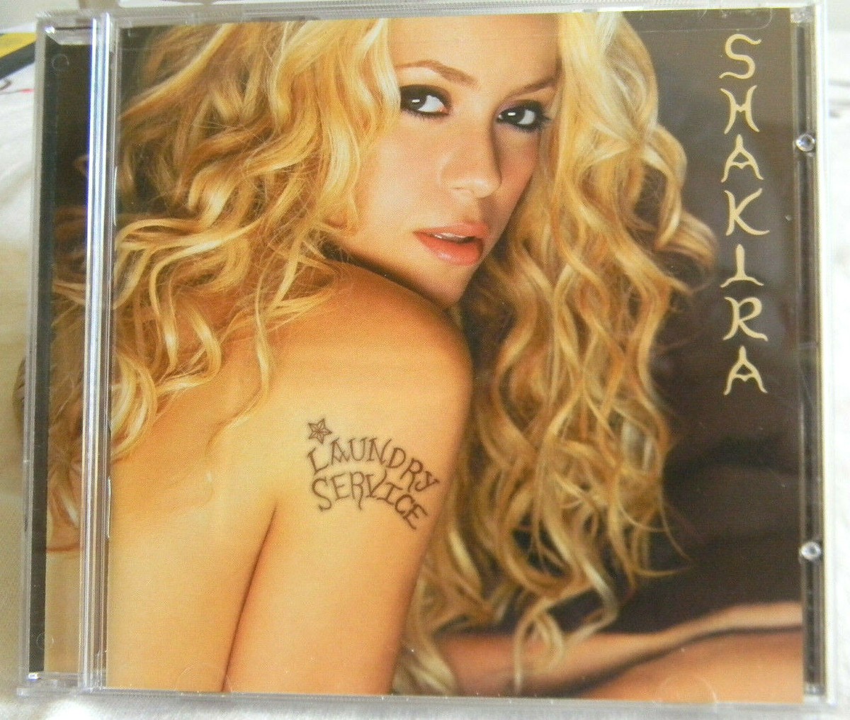 Shakira-Laundry Service-Sony Music Entertai/Epic Records-13 Songs