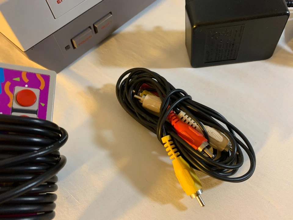 Original Nintendo NES Console Mario/Duck Hunt  2 Controllers (3rd listing) - Image 3 of 4