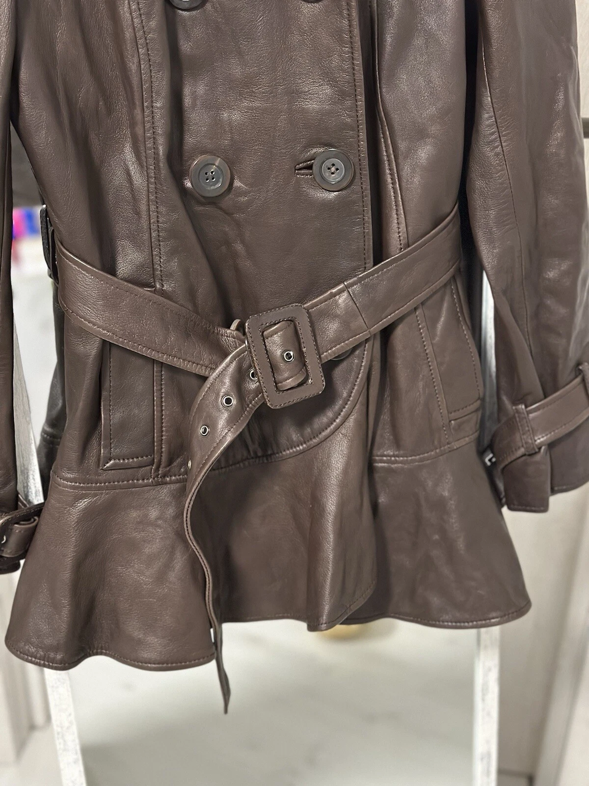 Trench cappotto Moschino economico e chic in pelle doppiopetto marrone taglia 42