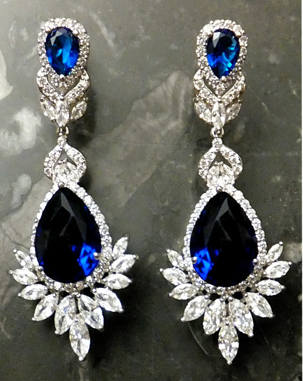 Boucles d'oreilles pendantes goutte saphir hypoallergéniques et légères