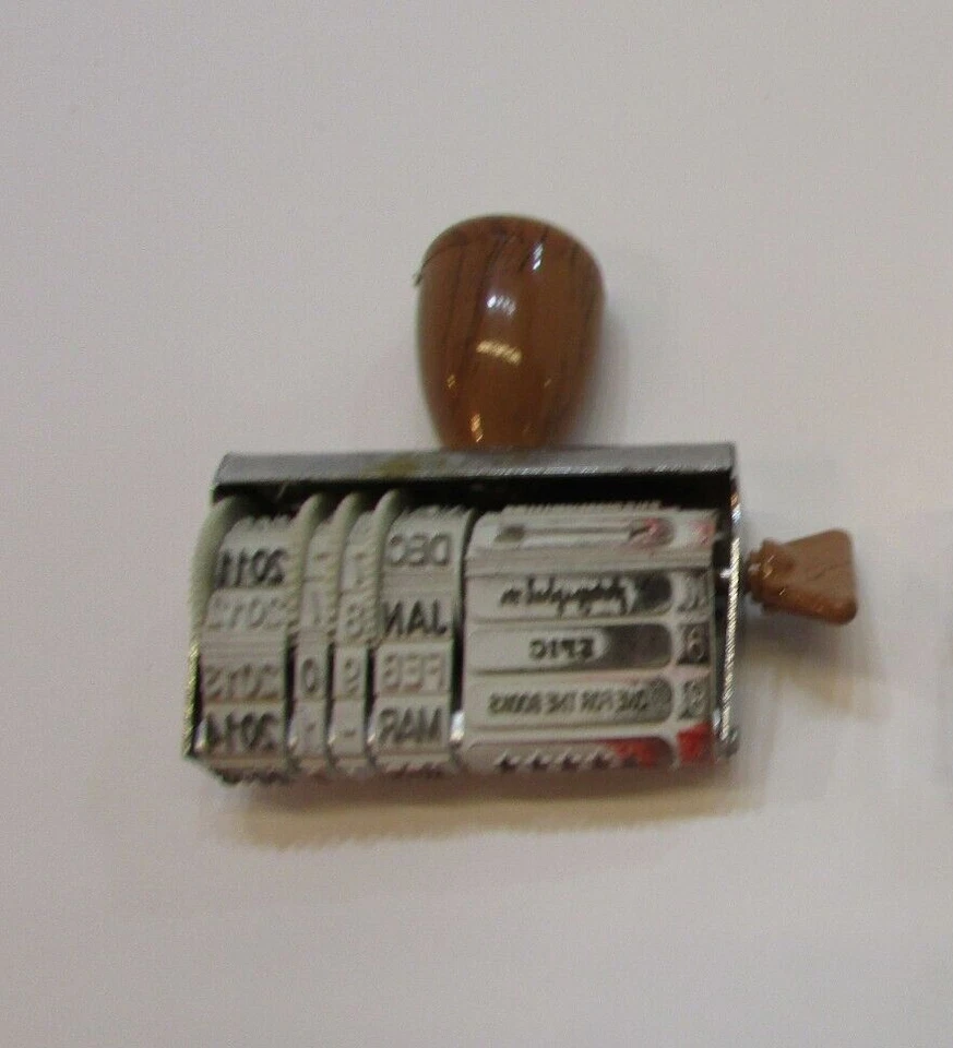 Sello de fecha Studio Calico mega fecha clásico sello de goma ideal para reservar chatarra Foto 2 de 4