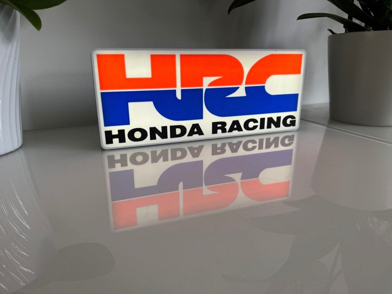 Logo HRC Lumineux pour Remplacer un Néon Brillant Sans Chaleur ni Bruit