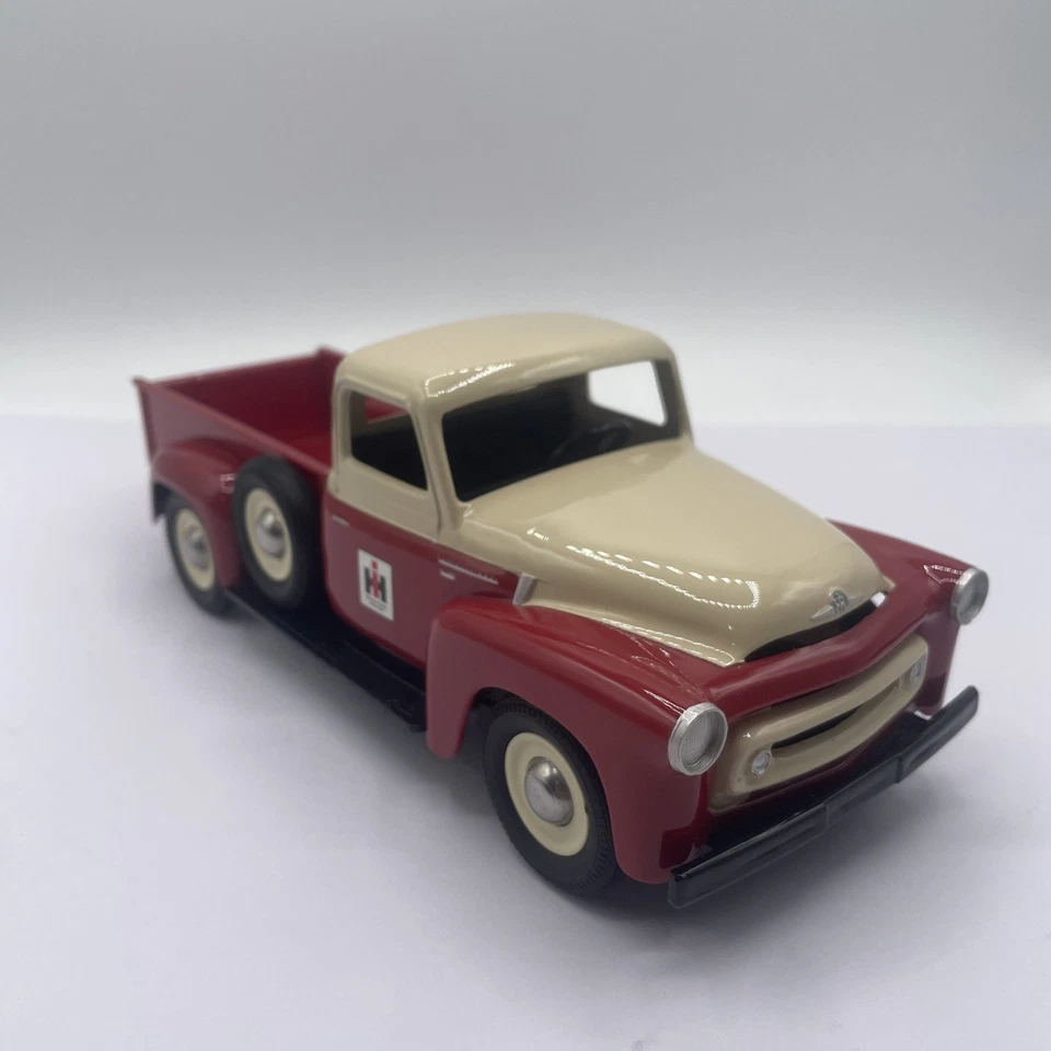 Triple Diamond реплики 1956 International S-Line пикап/коробка - Изображение 2 из 4