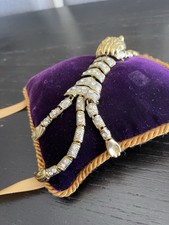 Épingle De Revers Chat Avec Nœud Papillon Et Yeux En Strass - 4,8 X 4,4 Cm
