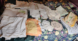 job lot bundle vintage 12 tablecloths serviettes lace doilies embroidered linen
