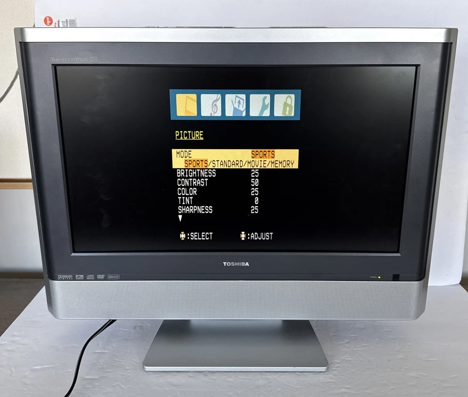 Toshiba TV DVD Gaming Combo Model 20HLV86 20” Widescreen Portable Japan 2006 - Image 2 of 4