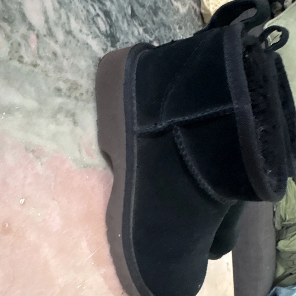 UGG Classic Mini Women’s Black Suede Sheepskin Lined Ankle Boots UK 2, photo 3 of 3