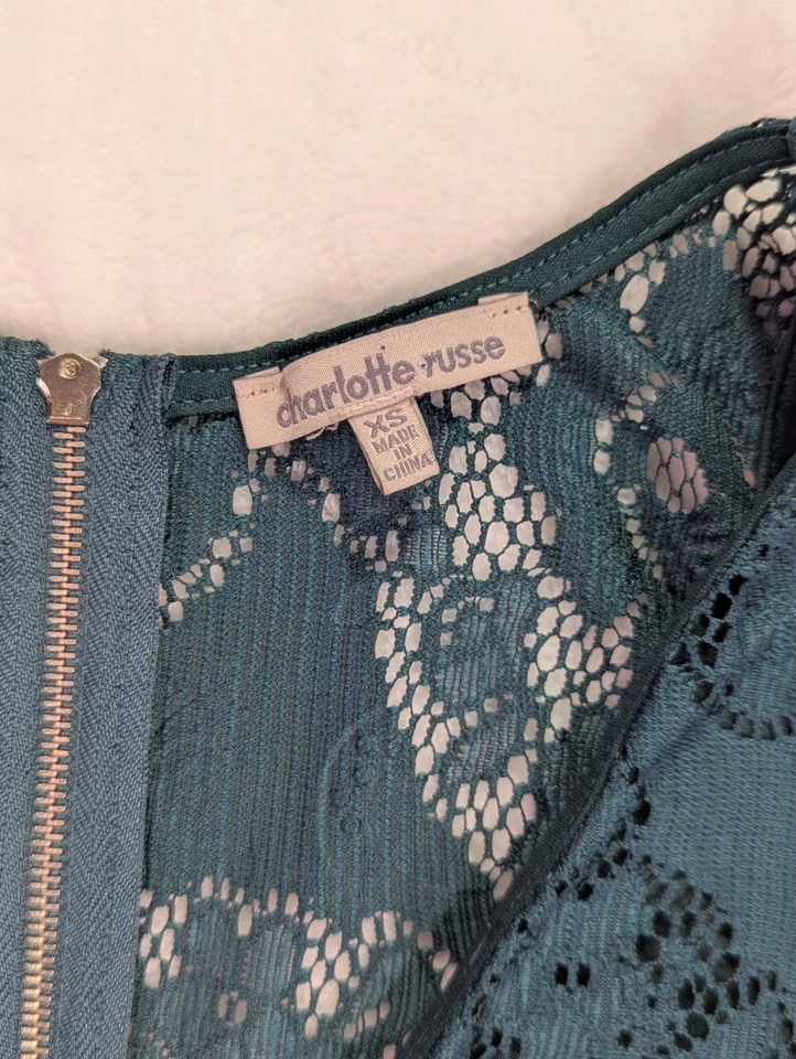 Mameluco con cuello en V forrado superpuesto de encaje verde esmeralda de Charlotte Russe talla XS Foto 2 de 4