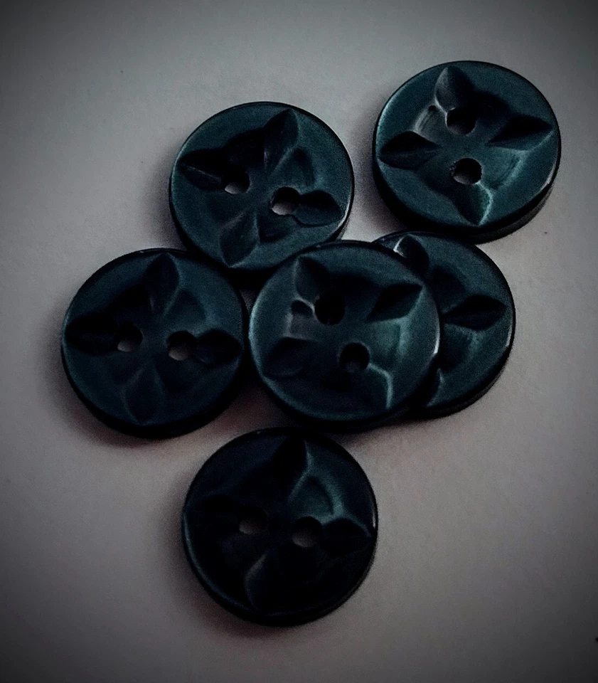 1/2" 2-Hole Star Design Hunter Green Craft/Clothing Buttons - Image 2 of 4