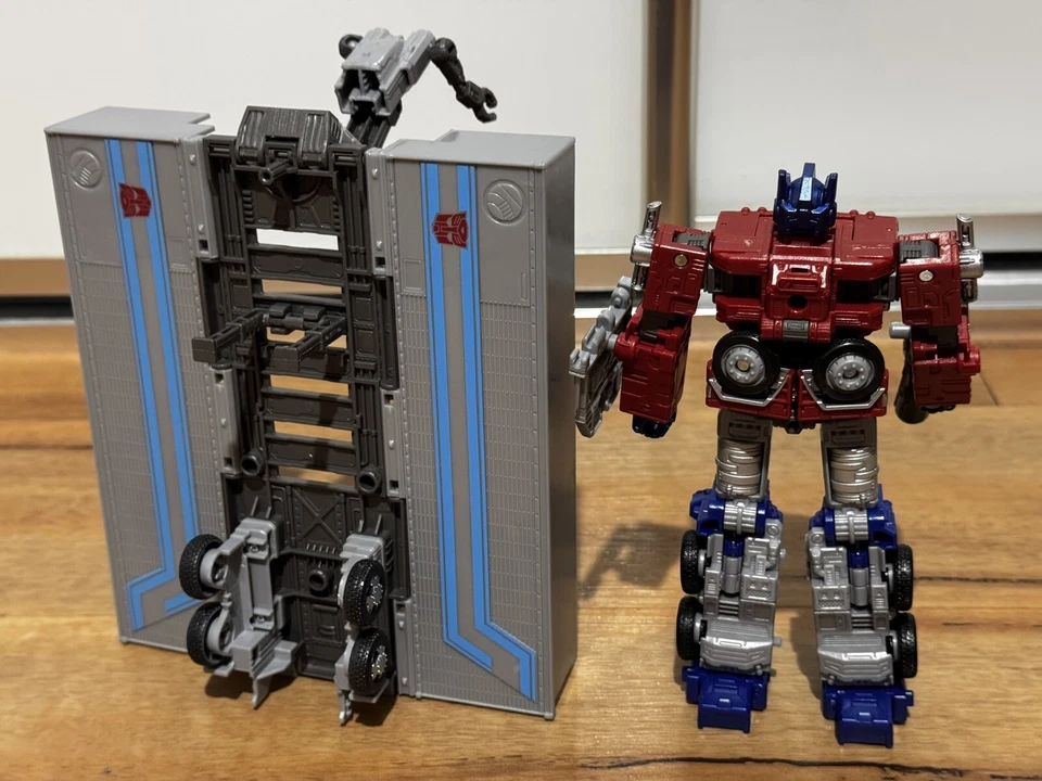 Transformers War for Cybertron Kingdom Leader Optimus Prime WFC-K11 - USED - Image 2 of 4