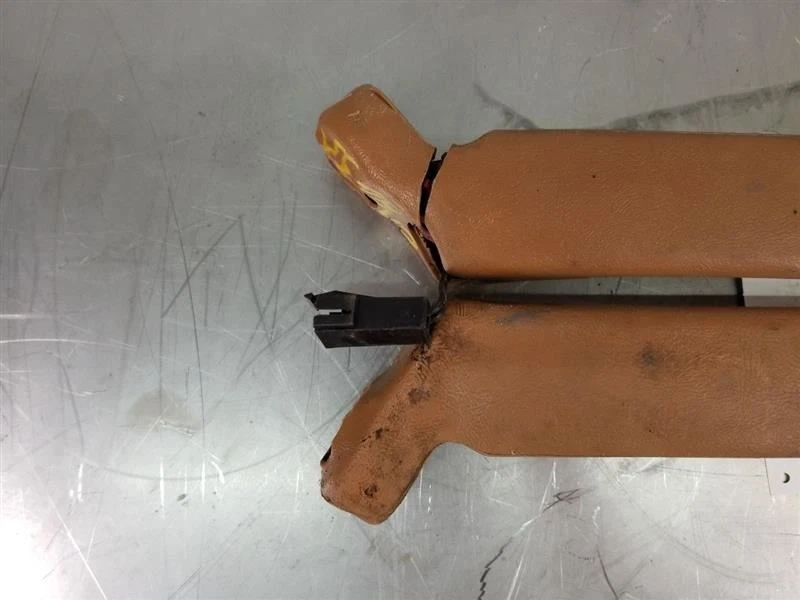 1980-1991 Chevy/GMC Suburban Front Cinto de Segurança Fivela Receptor Par - Bronzeado - OEM - Imagem 2 de 4