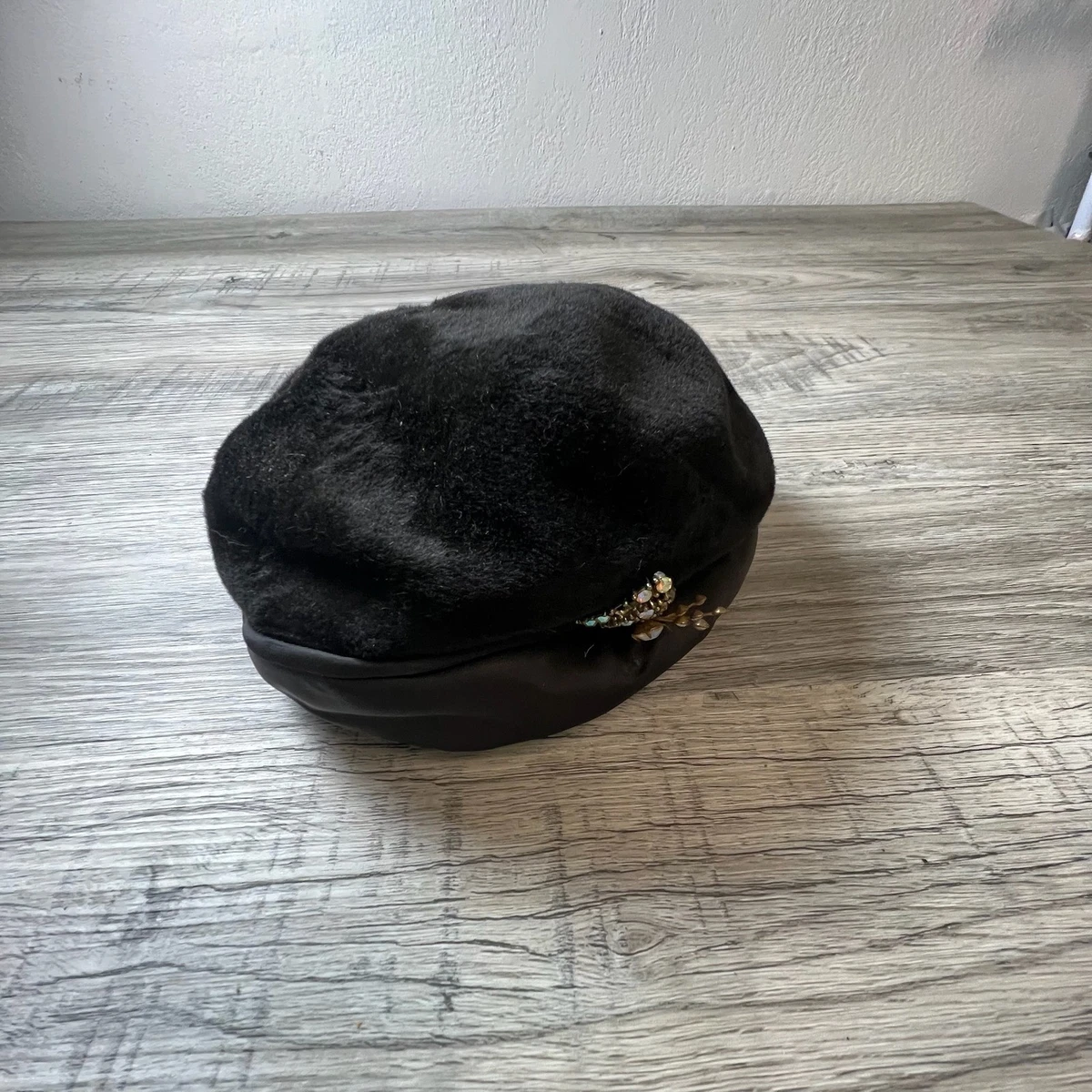 Vintage 50s Distressed Leather Bow Beret Hat Cap White Womens Size 22.5 USA Leather Beret Vintage Hats for Women for sale | eBay main image 2