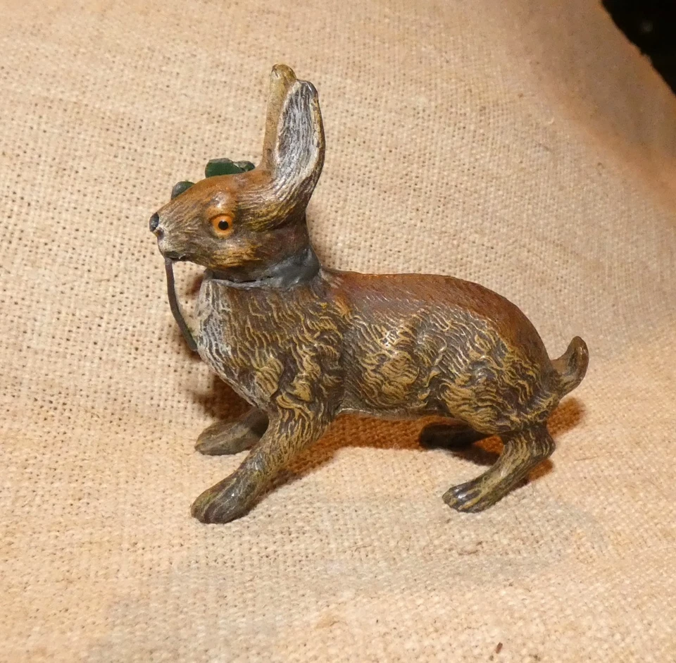 statuette ancienne de lievre polychrome en régule - Photo 2/4