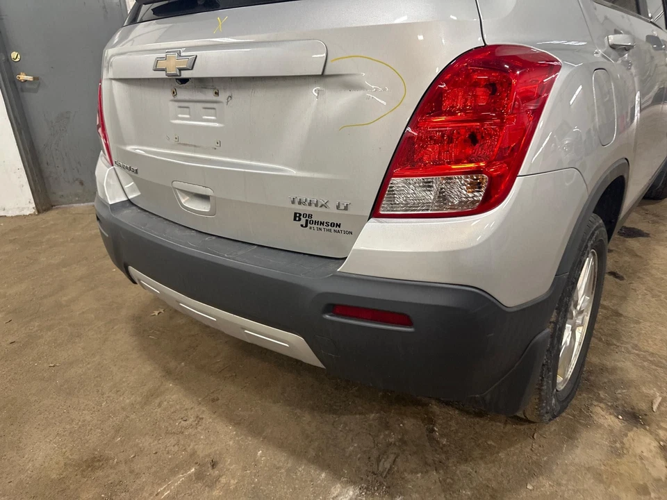 Used Rear Bumper Assembly Rear fits: 2015 Chevrolet Trax w/silver fascia insert - Imagem 3 de 4