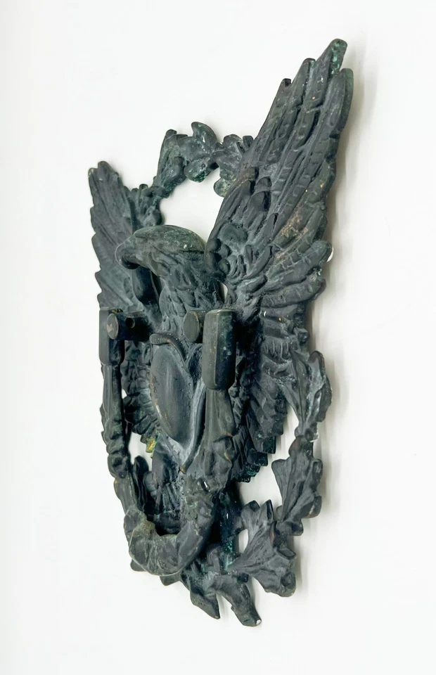 Llamador de puerta águila figurativo de latón negro del siglo XX Foto 2 de 4