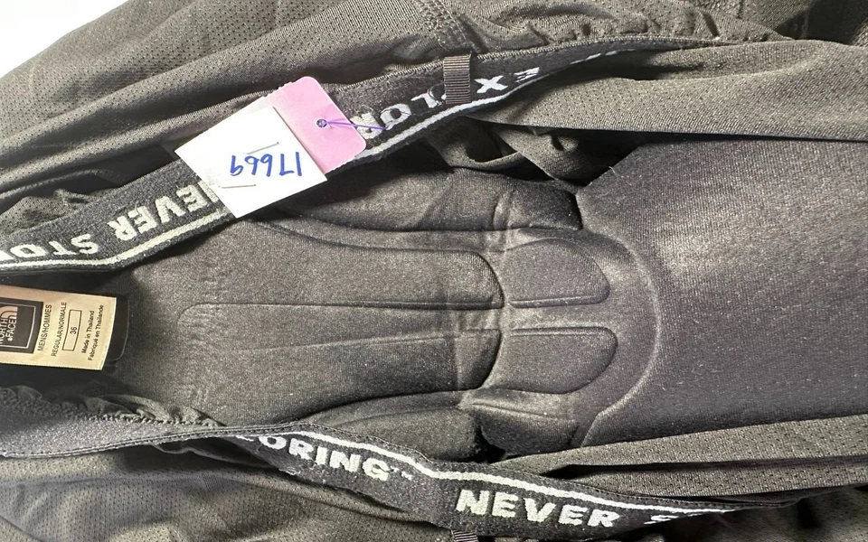 The North Face Hombre Negro Ciclismo Pantalones Cortos Acolchados 36 "No Dejes de Explorar" Foto 4 de 4