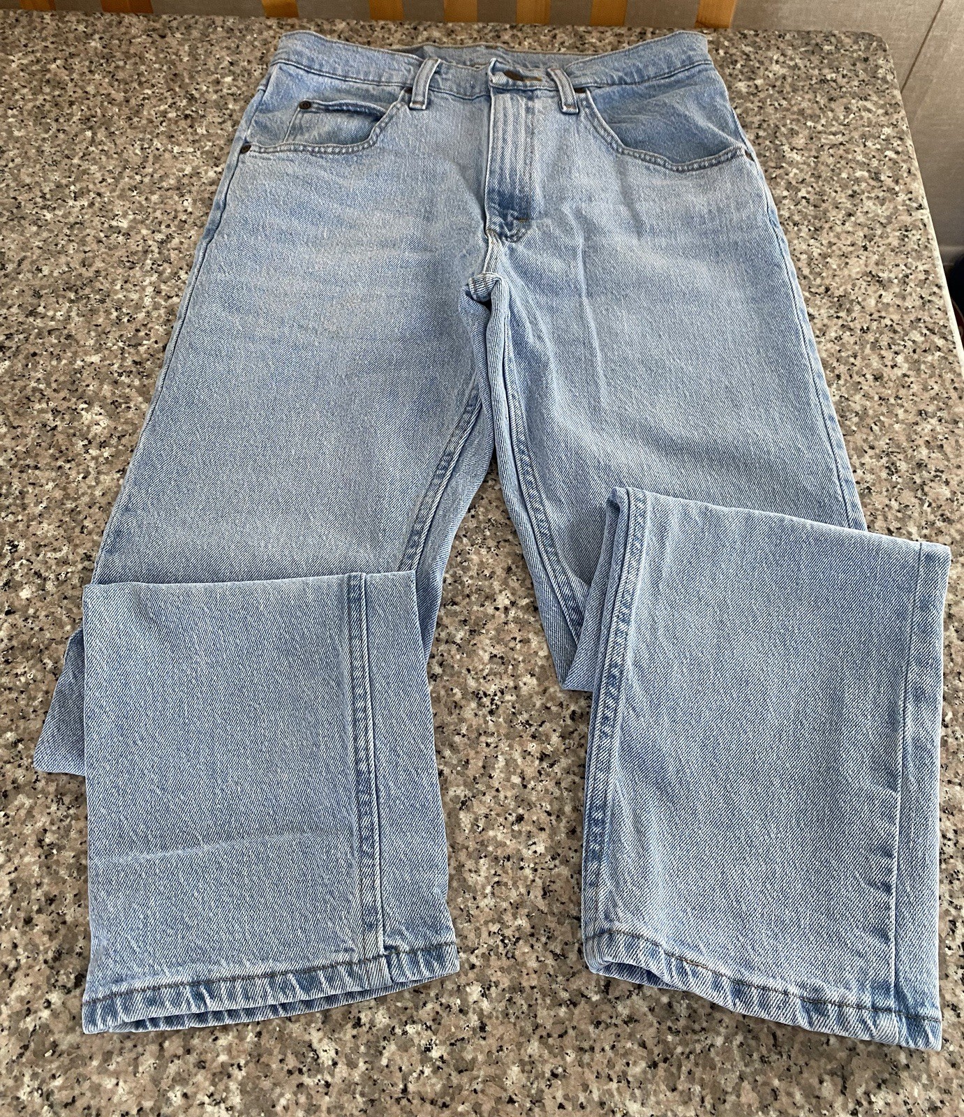 Wrangler Men's Denim Jeans Size 29 x 30 Fitted Straight Leg Light Wash Cotton