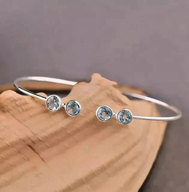 Brazalete Abierto 2Ct Corte Redondo Aguamarina Simulada en Chapado en Oro Blanco 14k Foto 4 de 4