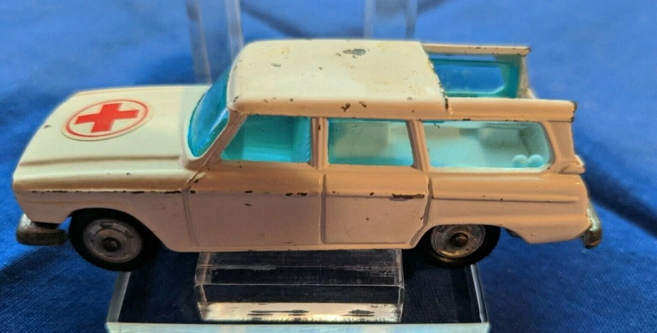 Vintage TOY CAR CORGI JUNIORS STUDEBAKER WAGONAIRE AMBULANCE - Image 2 of 4