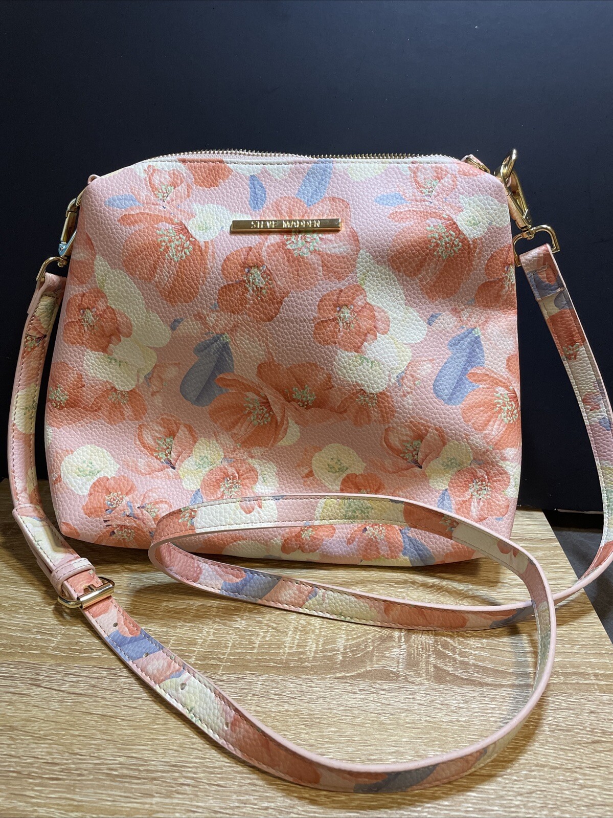 HANDBAG DESIGNER STEVE MADDEN CROSSBODY Pink Blue Floral GOLDEN MADDEN LOGO.-image