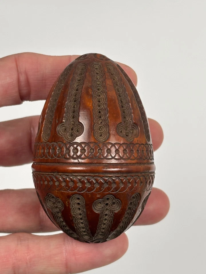 Ancien Gros Oeuf à Chapelet ou à Repriser en Noix de Corozo sculptée - Photo 2/4