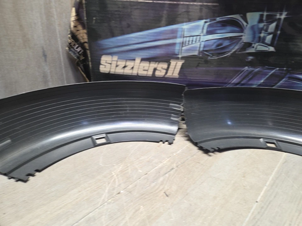 1975 Sizzlers 2 Track Silver Circuit Set With Box (No Cars Or Charger) - Image 4 of 4