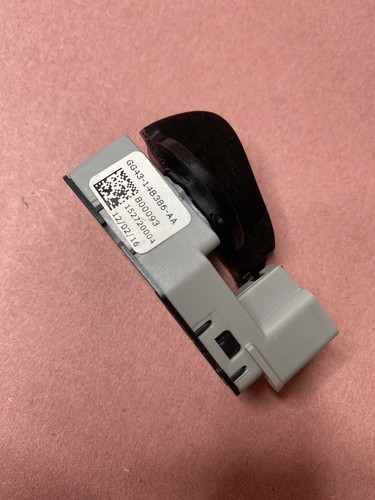 Conjunto de sensor de lámpara de parada de pedal de freno Aston Martin DB9 Rapide Vantage OEM - Imagen 1 de 5