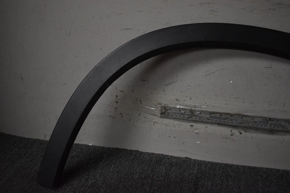 BMW X1 2016 guardabarros trasero derecho acampanado OEM de fábrica Foto 2 de 4