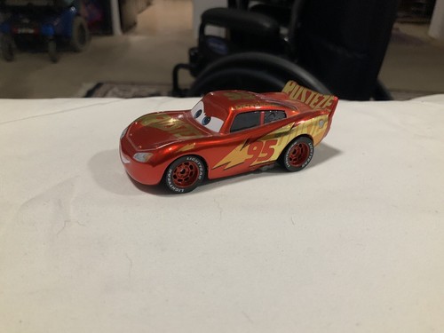 Disney Pixar Cars Rust-eze Racing Center Lightning McQueen 1:55 Metall Diecast - Bild 1 von 7