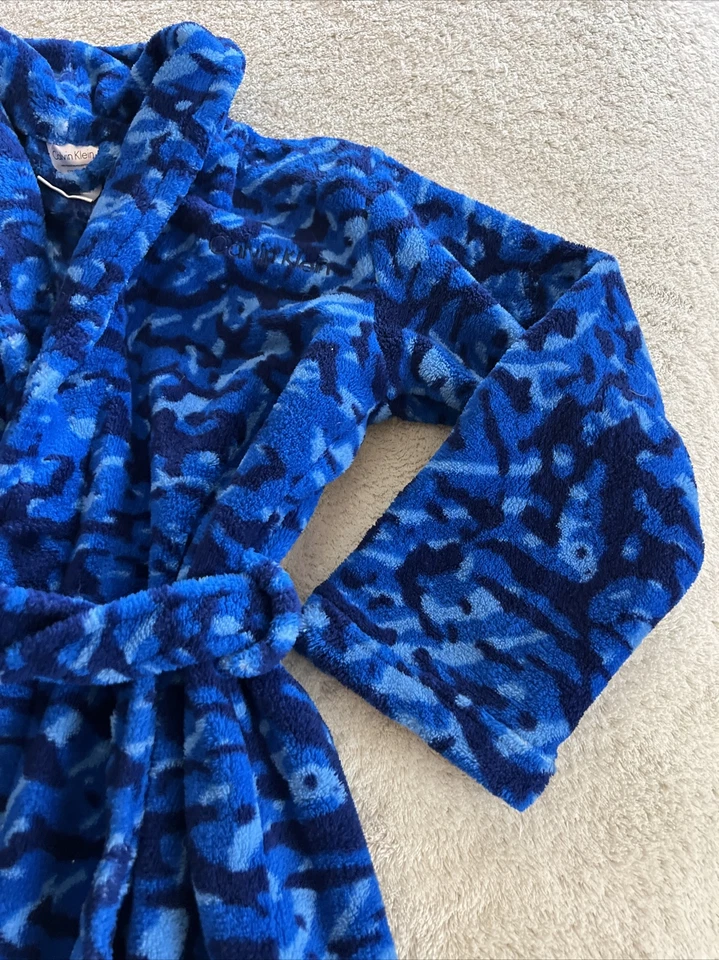 Bata de dormir de vellón manga larga camuflaje azul Calvin Klein para niños 7-8 Foto 3 de 4