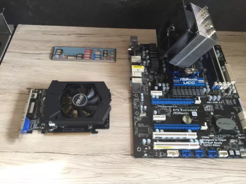 ASRock 870 Extreme3 AM3 DDR3 AMD with phenom x6 1055t 8 gb ram and GT740 2gb