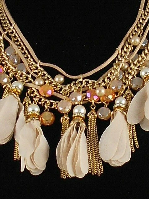 Collar Jessica Simpson Tono Dorado Tullerías Melocotón Champagne Borla Declaración $88 Foto 2 de 2