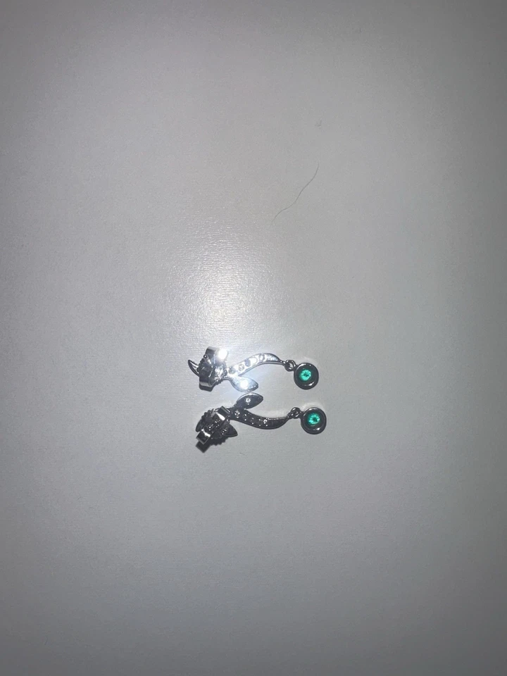 Pendientes colgantes de oro blanco con diamantes y esmeraldas cultivados en laboratorio Foto 2 de 4