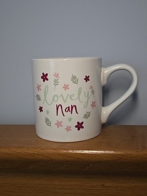 Schöne Nan Floral Loveheart Design Weiß Kaffeebecher Teetasse