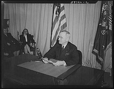 Photo:Harry S Truman Washington DC 1940s Presidential Desk Ceremony