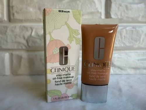 Clinique Stay-matte makijaż bezolejowy, 1 uncja / 30ml, wybierz swój odcień - Zdjęcie 9 z 16