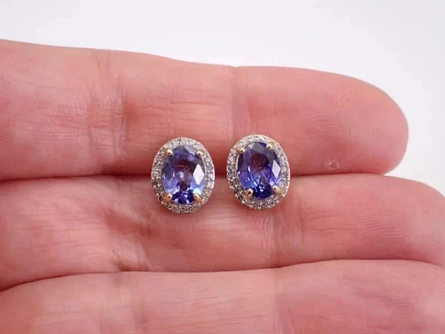 Aretes con halo de corte ovalado de 3,00 quilates de tanzanita creados en laboratorio enchapados en oro amarillo de 14 quilates Foto 2 de 4