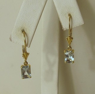 Orecchini pendenti in oro giallo 14 carati con pietre sintetiche acquamarina 6 5 x 4 5 mm ciascuno