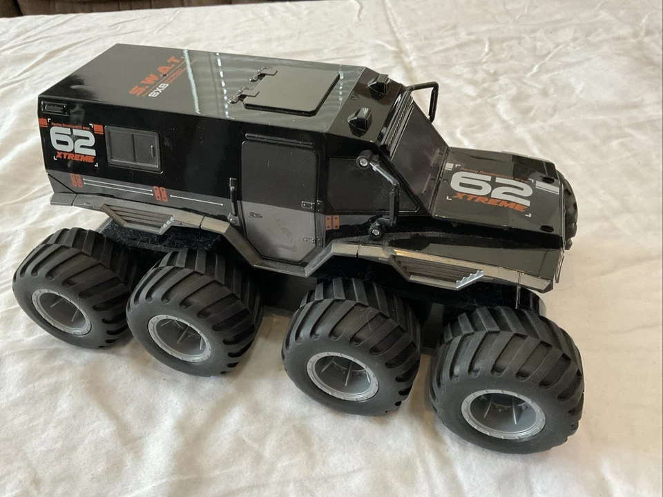 Amphibious RC Trucks,8WD Offroad Waterproof,1: 12 Large Remote Control Black - Image 4 of 4