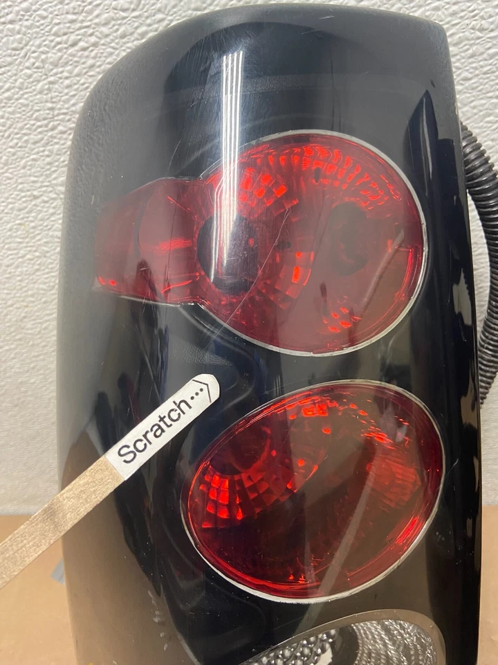 Conjunto de lanternas traseiras laterais esquerda+direita 2003 a 2006 Chevrolet Silverado 1500 2500 E2666 - Imagem 4 de 4