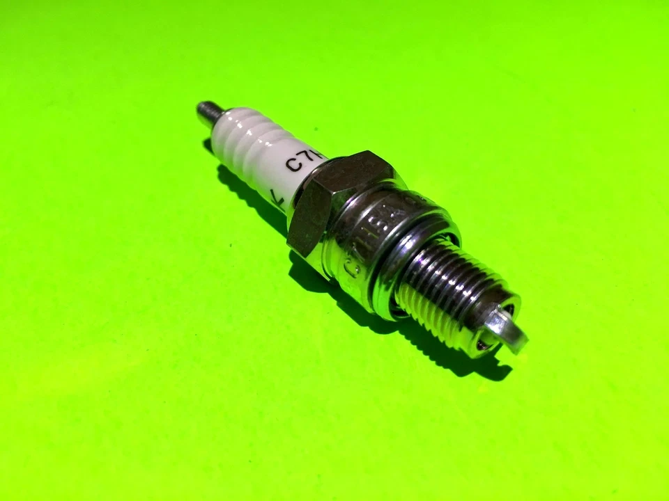 SPARK PLUG C7HSA / A7TC 50CC - 125CC CHINESE ATV SCOOTER DIRT BIKE GO KART NEW - Image 2 of 2