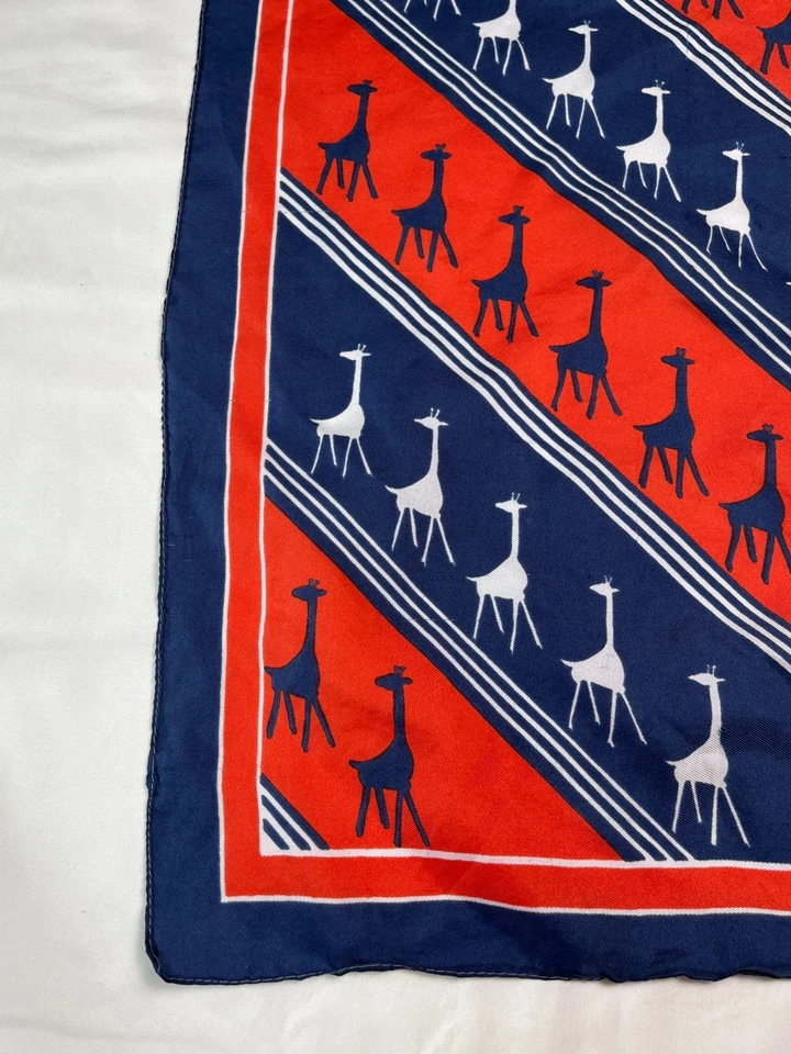Bufanda con estampado de jirafa gráfica vintage - accesorio de moda cuadrado rojo, blanco y azul Foto 2 de 4