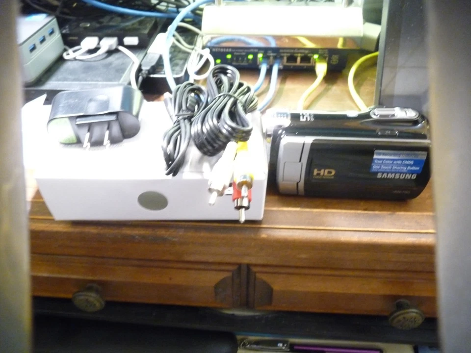 Samsung HMX-F90 HD Camcorder (Black) 52x Optical Zoom, 720p HD read description - Image 2 of 4