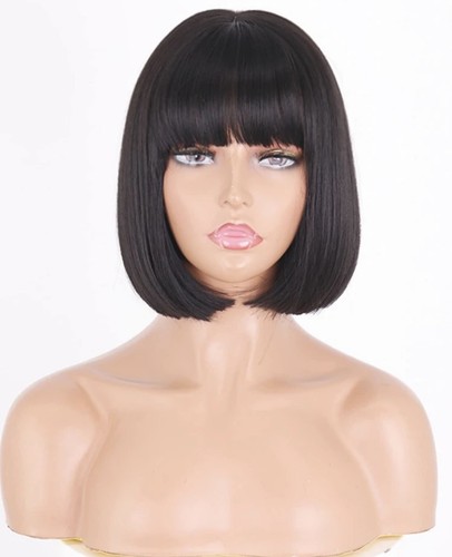Perruque Synthétique Noire Lisse Courte Avec Frange - Bonnet Monofilament + 4 Bonnets Offerts