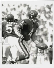 Press Photo Chicago Bears Football Player Jim Harbaugh Hands Off Ball