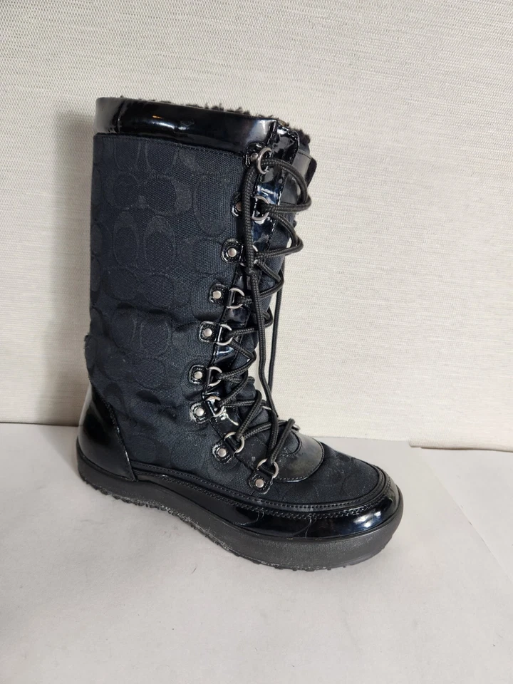 Botas de invierno Coach Peggey negras para mujer talla 7 logotipo C charol ribete con cordones Foto 4 de 4