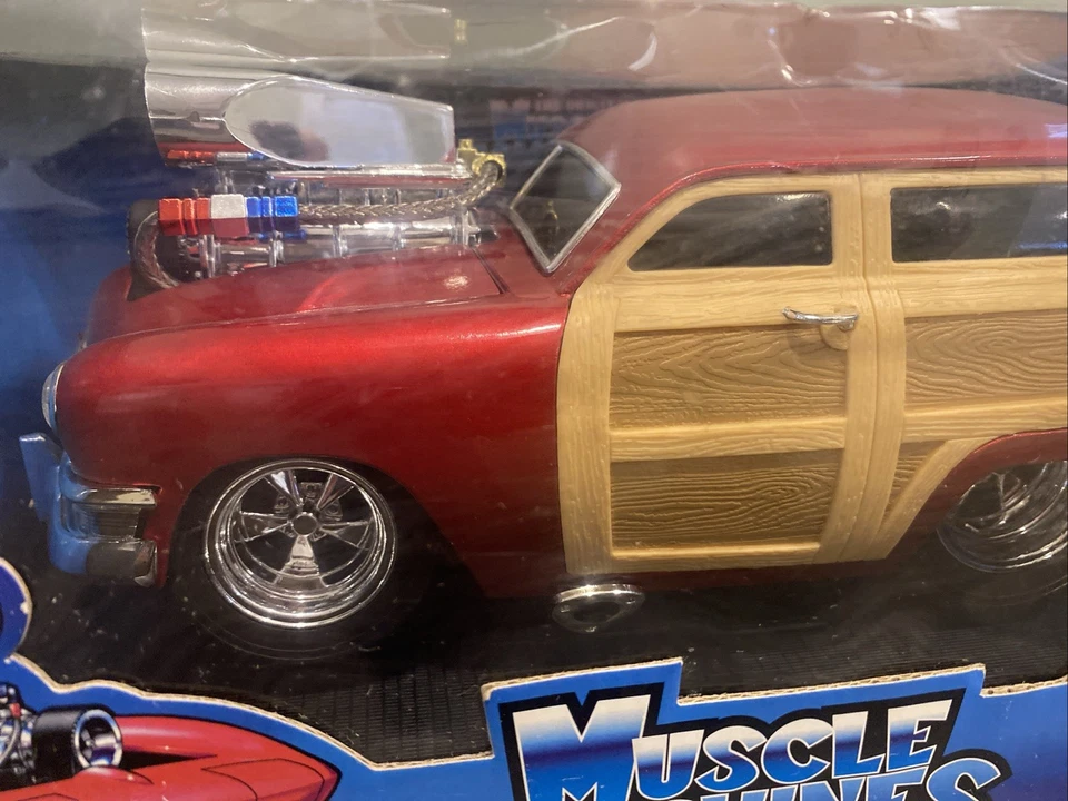 Muscle Machines 红色 '50 福特伍迪 Funline 1: 18 比例带盒 — 第 3/4 张图片