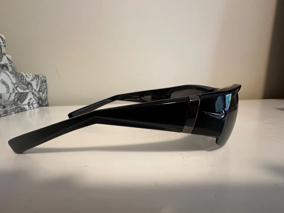 ÓCULOS DE SOL DESIGNER AUTÊNTICO ENVOLTÓRIO PRETO NIKE SQ EV0560 001 70-18 - Imagem 4 de 4